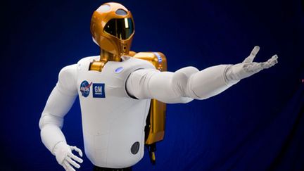 R2 a sous son casque une caméra lui permettant d'interagir avec son environnement (Nasa)