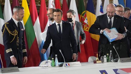 Emmanuel Macron (au centre) et le président du Conseil européen, Charles Michel (à droite), lors d'un sommet de l'UE à Versailles (Yvelines), le 10 mars 2022.&nbsp; (MICHEL EULER / POOL / AFP)