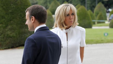 Emmanuel Macron et son épouse Brigitte Macron, le 13 juillet 2017, à Paris. (MICHEL EULER / POOL)