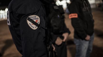 Des policiers à Lyon, le 20 octobre 2016. Photo d'illustration. (JEFF PACHOUD / AFP)