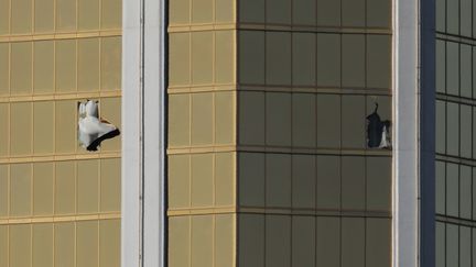 Deux fenêtres brisées de l'hôtel-casino Mandalay Bay après la fusillade à Las Vegas (Etats-Unis), le 2 octobre 2017. (MIKE BLAKE / REUTERS)