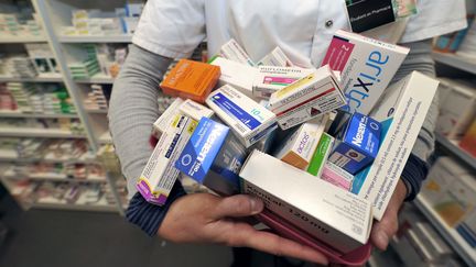 Une pharmacienne pr&eacute;sente, le 1er f&eacute;vrier 2011 &agrave; Lille (Nord), une partie de 77 m&eacute;dicaments plac&eacute;s "sous surveillance renforc&eacute;e" par l'Afssaps, aujourd'hui appel&eacute;e l'ANSM. (PHILIPPE HUGUEN / AFP)