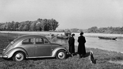 Un hommage à une des premières femmes entrées à l'agence Magnum, avec son travail mythique sur le grand fleuve, commencé en 1955 et terminé dans les années 1990, après la chute des régimes communistes. S'y ajoutent les images de huit jeunes photographes qui ont suivi ses pas en 2014, de la source du Danube en Allemagne à son embouchure dans le mer Noire, en Roumanie (à la Fundación Telefónica). Ici, Inge Morath, Près de Vienne, 1958
 (Inge Morath)