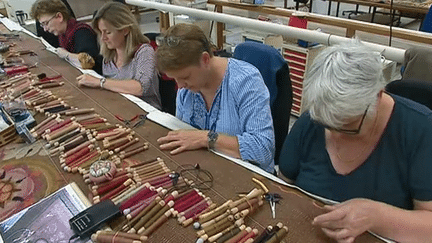 Les plus belles pièces du Mobilier national passe par les ateliers de la Cité internationale de la tapisserie d'Aubusson.
 (France 3 / Culturebox)