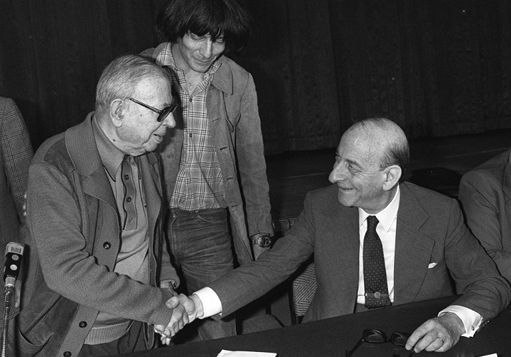 Les retrouvailles entre Jean-Paul Sartre et Raymond Aron le 20 juin 1979 (avec, derrière eux, André Gluckmann) pour aider les boat people. Les deux hommes étaient condisciples à l'Ecole normale supérieure avant de se brouiller. Le premier, penseur existentialiste, fut compagnon de route du PC, puis des mouvements d'extrême gauche, le second, libéral, fut maître à penser de la droite modérée.    (AFP - Michel CLEMENT)