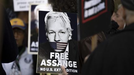 Une pancarte lors d'un rassemblement pour la libération de Julian Assange, à Londres, le 20 avril 2022. (RASID NECATI ASLIM / ANADOLU AGENCY / AFP)