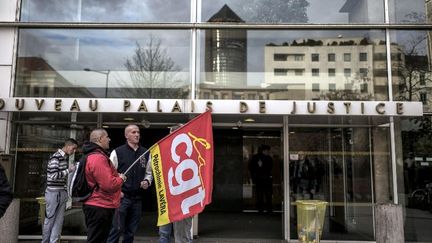 Des employ&eacute;s et syndicalistes CGT de Kem One attendent devant le tribunal de commerce de Lyon, mercredi 18 d&eacute;cembre 2013. (JEFF PACHOUD / AFP)