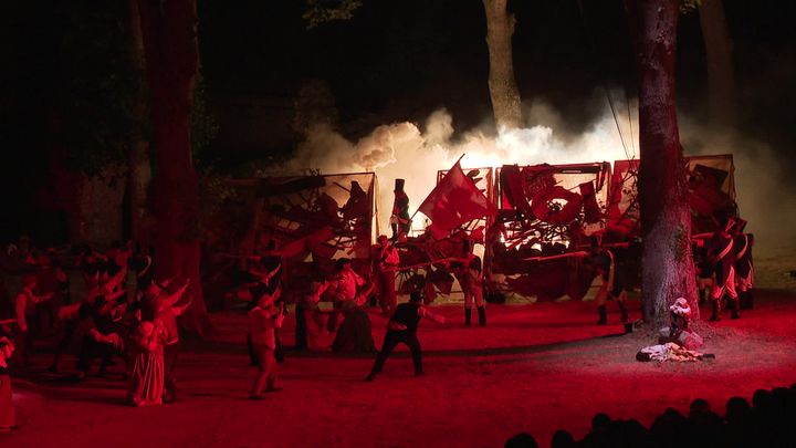 Extrait des "Misérables", les barricades s'enflamment (France 3 Hauts-de-France)