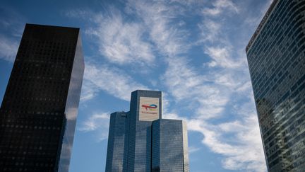 La tour TotalEnergies de La Défense (Hauts-de-Seine), le 11 octobre 2022. (XOSE BOUZAS / HANS LUCAS / AFP)