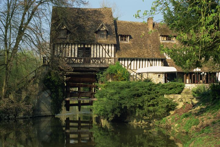 Le&nbsp;Moulin d'Andé, dans l'Eure, ici en 2007. (RUTH TOMLINSON / ROBERT HARDING HERITAGE)