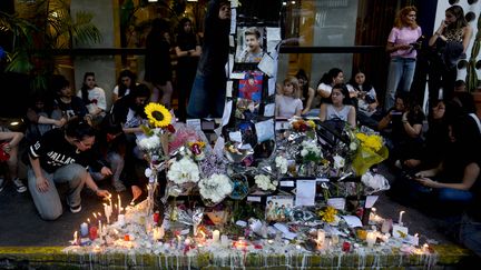 Les fans du chanteur de One Direction Liam Payne se réunissent pour lui rendre hommage à Buenos Aires le 17 octobre 2024 devant l'hôtel où il a été retrouvé mort la veille. (NATACHA PISARENKO/AP/SIPA / SIPA)