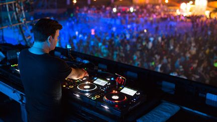  (Le DJ Paul Oakenfold, sur scène, en Israël © REUTERS /Amir Cohen)