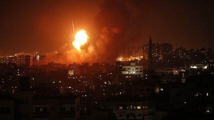 Une explosion après un raid de l'armée israëlienne au dessus de Gaza, le 8 août 2018. (MAHMUD HAMS / AFP)