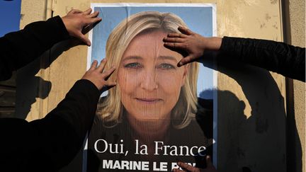 &nbsp; (Des militants FN collent une affichent à Fréjus lors de la campagne des municipales © Reuters-Eric Gaillard)