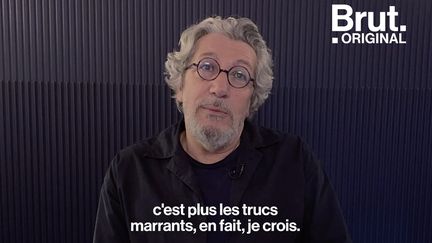 À l'occasion de la sortie du film #JeSuisLà, Alain Chabat fait un tour d'horizon des réseaux sociaux et des drôles de choses qui s'y passent.