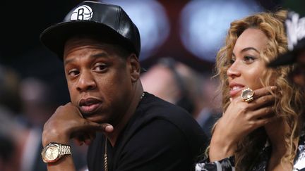 Le rappeur Jay-Z et sa femme,&nbsp;Beyonc&eacute;, le 17 f&eacute;vrier 2013 &agrave; Houston (Etats-Unis).&nbsp; (LUCY NICHOLSON / REUTERS)