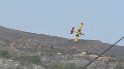 Mardi 25 juillet, un avion bombardier d'eau s'est écrasé en luttant contre les flammes sur l'île d'Eubée, en Grèce. Les deux pilotes de l'appareil sont décédés. (FRANCEINFO)