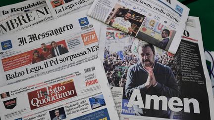 Les titres de la presse italienne au lendemain des élections européennes, le 27 mai 2019.&nbsp; (MIGUEL MEDINA / AFP)