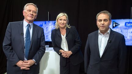 Les candidats Pierre de Saintignon (PS,&nbsp;&agrave; gauche), Marine Le Pen (FN, au centre) et Xavier Bertrand (Les R&eacute;publicains, &agrave; droite), le 27 octobre 2015 &agrave; Lille (Nord). (PHILIPPE HUGUEN / AFP)