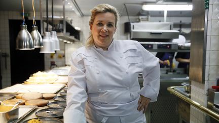 La chef étoilée Hélène Darroze dans son restaurant à Paris, le 23 avril 2015. (PATRICK KOVARIK / AFP)