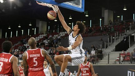 Le Villeurbannais Isma Bako au dunk face à Strasbourg lors de la qualification des Rhodaniens pour la finale de Jeep Elite le jeudi 24 huin 2021. (JO?L PHILIPPON / MAXPPP)