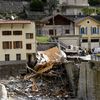 Une maison en partie emportée par la crue de la Vésubie, à Saint-Martin-de-Vésubie, le 6 octobre 2020.&nbsp; (NICOLAS TUCAT / AFP)