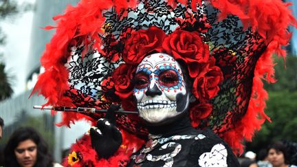 Une femme déguisée en Catrina, lors d'une parade à Mexico.
 (RODRIGO ARANGUA / AFP)