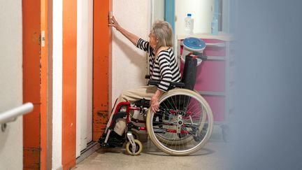 Une personne atteinte d'Alzheimer dans les Pyrénées-Orientales, le 30 août 2022. (ALINE MORCILLO / HANS LUCAS / AFP)