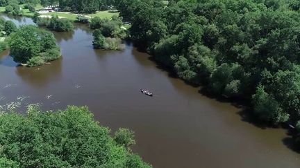 Tous les moyens sont bons pour visiter&nbsp;la vallée d'Oust, en Bretagne. Le circuit offre de belles surprises. (CAPTURE D'ÉCRAN FRANCE 3)