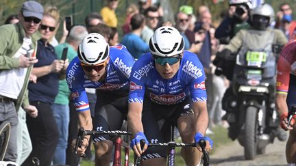 Le Belge Jasper Philipsen devant son leader, le Néerlandais Mathieu van der Poel, sur les routes de Paris-Roubaix, le 9 avril 2023. (AP)