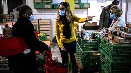 Une distribution d'aide alimentaire des "Restos du Coeur" à Paris, le 13 octobre 2020. (CHRISTOPHE ARCHAMBAULT / AFP)