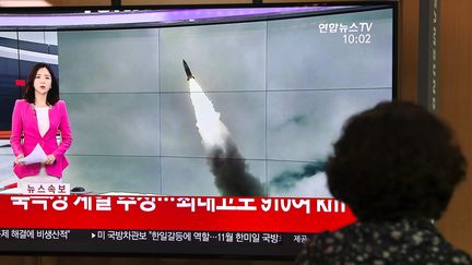 Une passante regarde une chaîne de télévision sud-coréenne évoquer le nouveau tir de missile effectué par Pyongyang, le 2 octobre 2019 à Séoul (Corée du Sud). (JUNG YEON-JE / AFP)