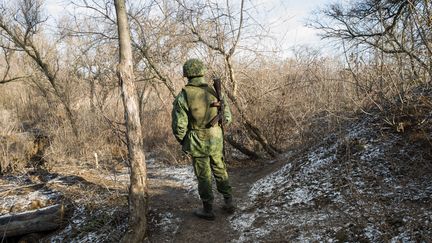 Une prise de poste sur la ligne de front séparatiste au sud de Donetsk (Ukraine), le 13 janvier 2020. (JACQUES PION / HANS LUCAS / AFP)