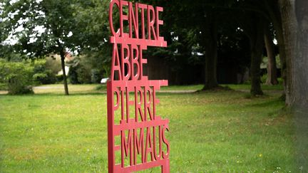 Un panneau du centre Abbé-Pierre-Emmaüs, à Esteville, en Seine-Maritime, qui va fermer définitivement. (LOU BENOIST / AFP)