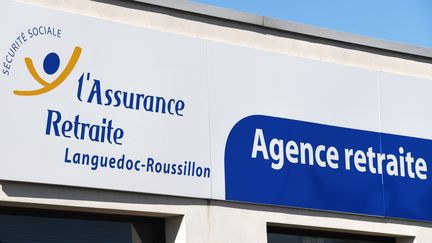 Une photo du logo de l'Assurance-retraite du Languedoc-Roussillon prise le 22 mars 2019 dans la ville de Le Cres. (PASCAL GUYOT / AFP)