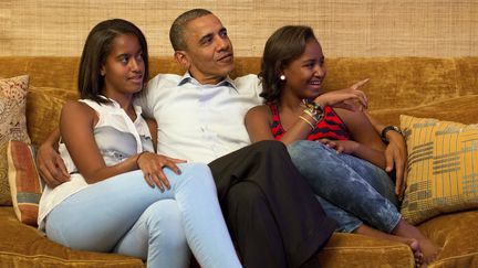 4 septembre 2012. Malia et Sasha regardent leur mère en train de donner un discours lors de la convention démocrate.&nbsp; (PETE SOUZA / WHITE HOUSE / REUTERS)