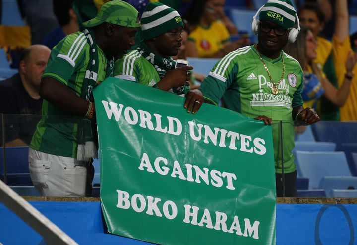 Des supporters du Nigeria brandissent une banderole hostile &agrave; Boko Haram, lors du match Nigeria-Bosnie-Herz&eacute;govine, le 21 juin 2014, &agrave; Cuiaba (Br&eacute;sil). (MICHAEL DALDER / REUTERS)