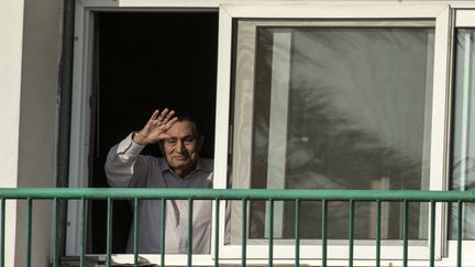 Hosni Moubarak fait un signe depuis sa chambre à l'hôpital militaire du Caire, le 6 octobre 2016. (KHALED DESOUKI / AFP)