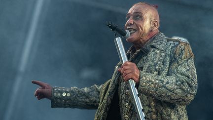 Le chanteur till Lindeman sur la scène du HDI-Arena stadium à Hanovre (Allemagne) le 2 juillet 2019 (CHRISTOPHE GATEAU / DPA)