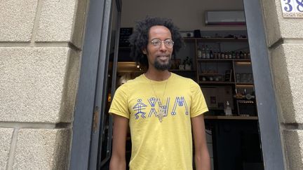 Louis, 28 ans, serveur au Comptoir de Cana, un bar chrétien et solidaire lillois (MANON MELLA / FRANCEINFO)