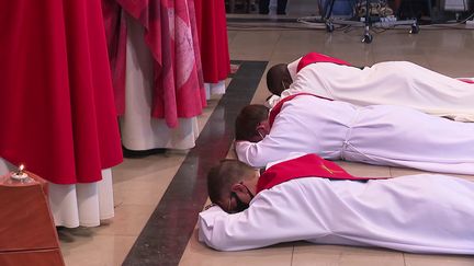 Trois jeunes prêtres viennent d’être nommés à Hazebrouck, Marcq-en-Barœul et Lambersart dans le diocèse de Lille (Nord). Prévue initialement fin juin, leur ordination a été reportée suite à la crise sanitaire. (Ordination de trois jeunes prêtres)