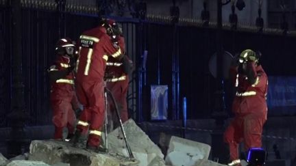 Les causes de l'explosion d'un immeuble à Paris, mercredi 21 juin, sont encore inconnues, mais plusieurs témoins affirment avoir senti une très forte odeur de gaz avant l'explosion. Présent sur le plateau du 8 Heures, jeudi, le journaliste Anicet Mbida explique ce qu'il faut faire lorsqu'on sent une telle odeur chez soi. (France 2)