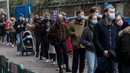 Des Londoniens patientent pour se faire vacciner, le 18 décembre 2021 à Stamford Bridge. (WIKTOR SZYMANOWICZ / NURPHOTO / AFP)