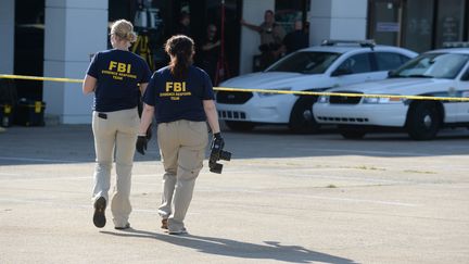 Des agents du FBI sur la sc&egrave;ne d'une fusillade &agrave; Chattanooga (Tennessee, Etats-Unis), le 16 juillet 2015. (JASON DAVIS / GETTY IMAGES NORTH AMERICA / AFP)