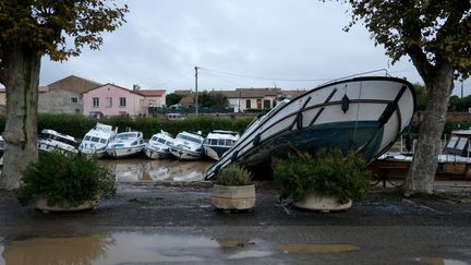 Un bateau renversé par les inondations à Trèbes (Aude), le 16 octobre 2018. (ERIC CABANIS / AFP)