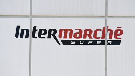 Le logo d'Intermarch&eacute; sur un supermarch&eacute; &agrave; Montpellier (H&eacute;rault), le 1er septembre 2014. (PASCAL GUYOT / AFP)