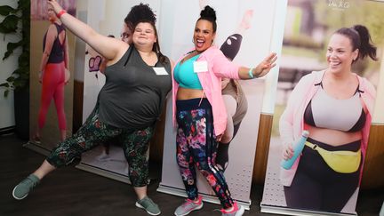 Lizzy Howell à gauche avec Maddy Jone, influenceuse américaine, en mai 2018. (ASTRID STAWIARZ / GETTY IMAGES NORTH AMERICA)