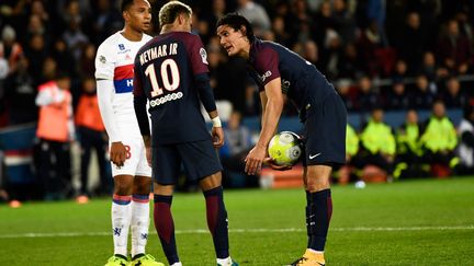 Edinson Cavani et Neymar en pleine discussion pour tirer un penalty, contre Lyon (CHRISTOPHE SIMON / AFP)