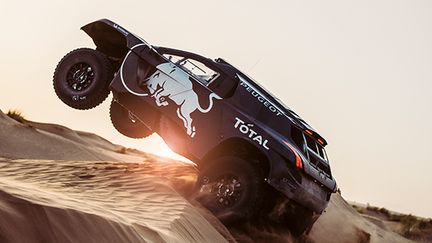 La nouvelle Peugeot 2008 DKR16 en essais dans les dunes