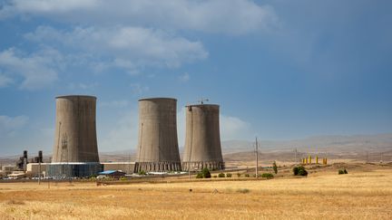 Des tours de refroidissement d'une centrale nucléaire dans la province du Kurdistan iranien (Iran), le 25 juin 2021. (AREFBARAHUIE / ISTOCKPHOTO / GETTY)